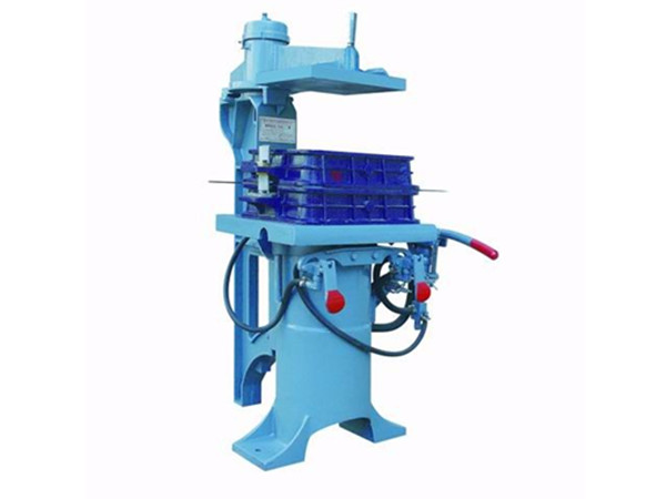 Vertical Molding Machine